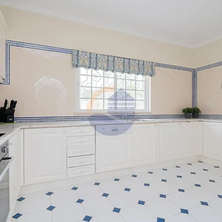 Вилла Luxury Suites, Heated Outdoor Pool *