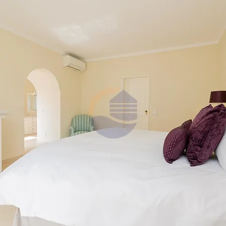 Вилла Luxury Suites, Heated Outdoor Pool