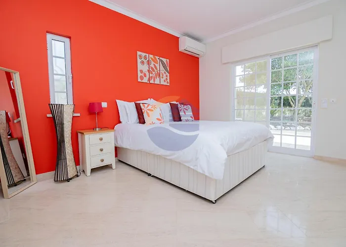 Вилла Luxury Suites, Heated Outdoor Pool