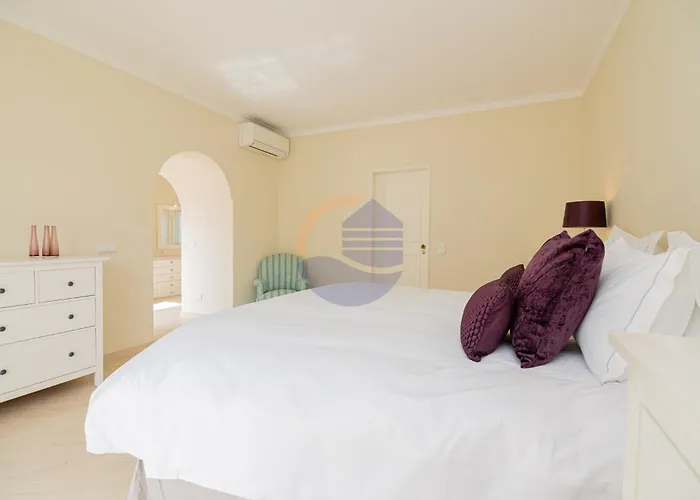 Вилла Luxury Suites, Heated Outdoor Pool
